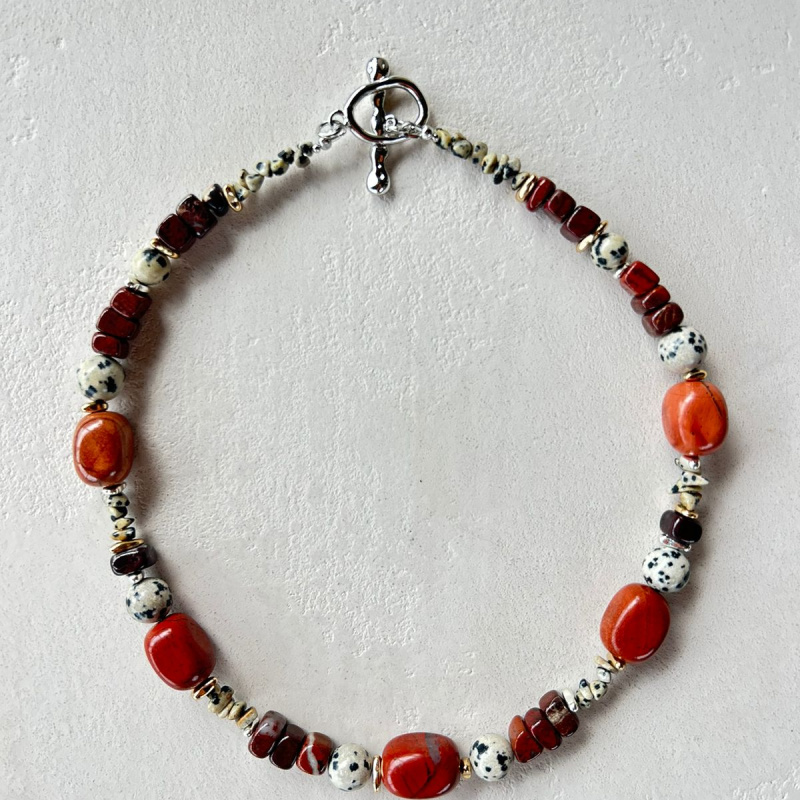 Колье с красной яшмой разных форм и яшмой далматин