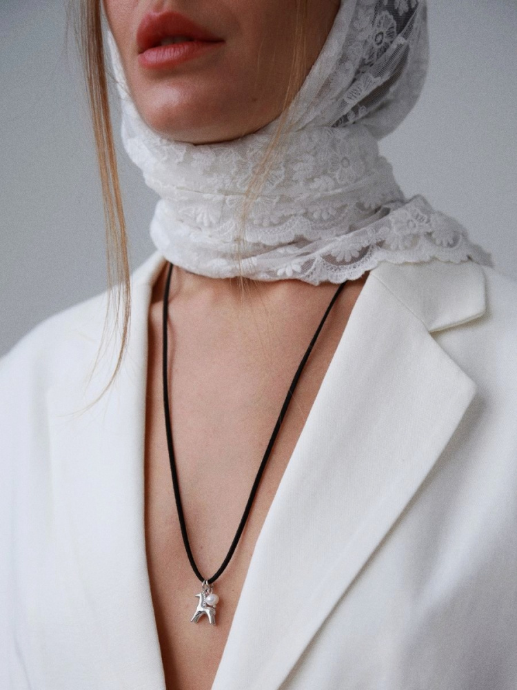 Кулон на шнурке Ход конём