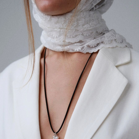 Кулон на шнурке Ход конём