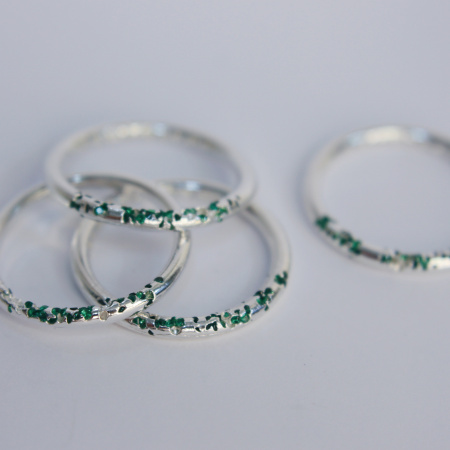 Кольцо с вплавленными зелеными камнями