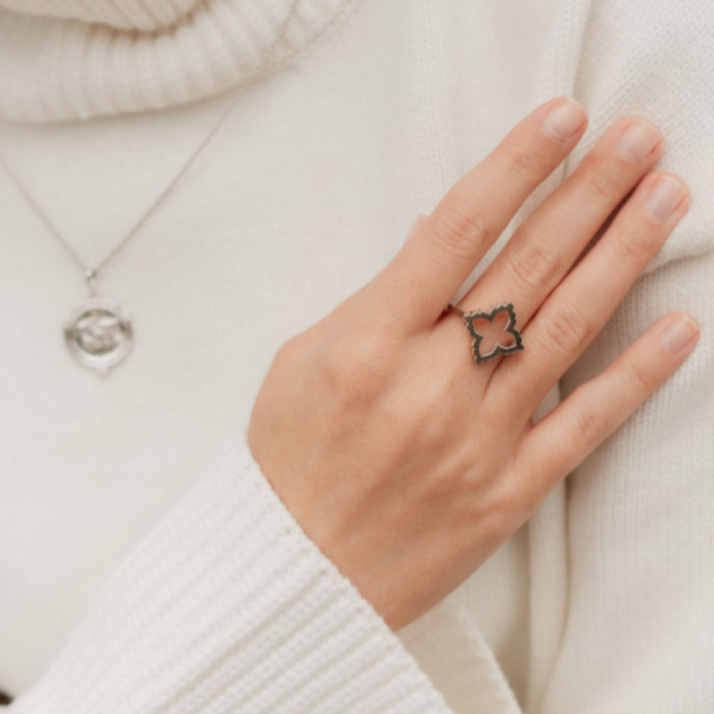 Кольцо с рельефным цветком 