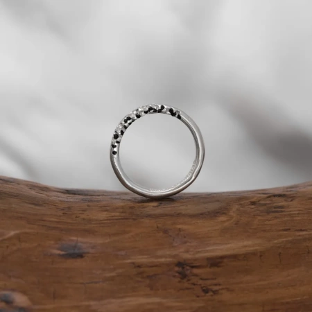 Кольцо с вплавленными черными камнями