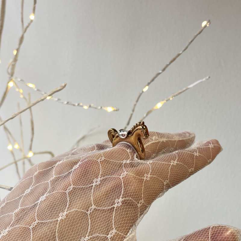 Кольцо Лошадка в покрытии золотом