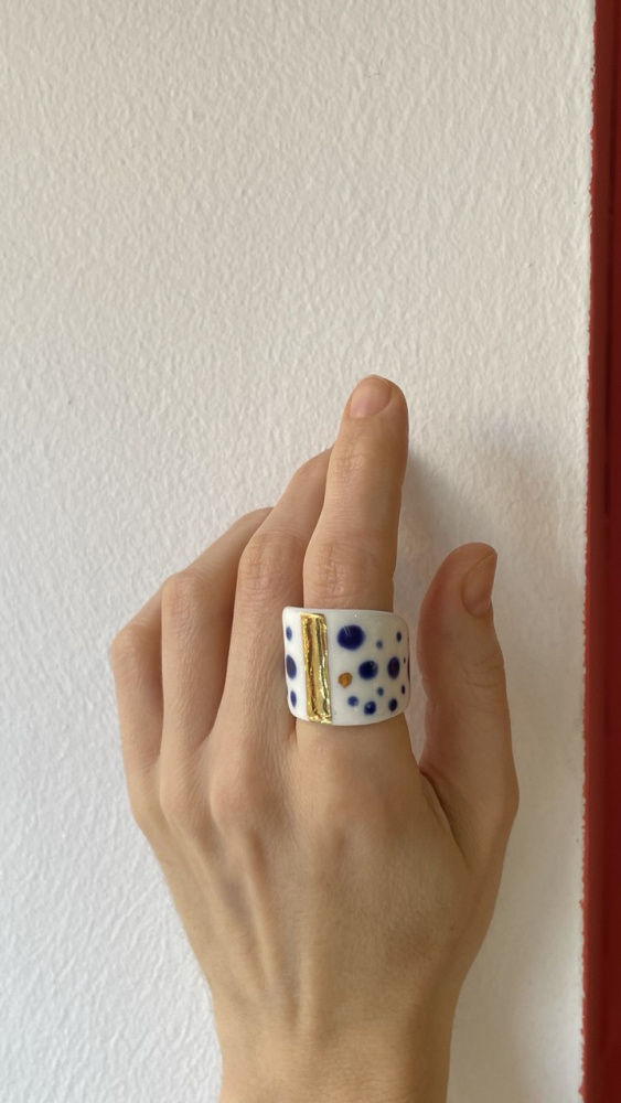 Кольцо кобальтовые пятнышки