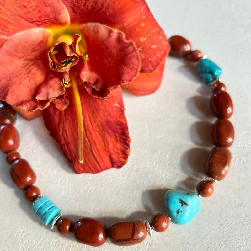 Колье с красной яшмой и бирюзовым турквенитом 