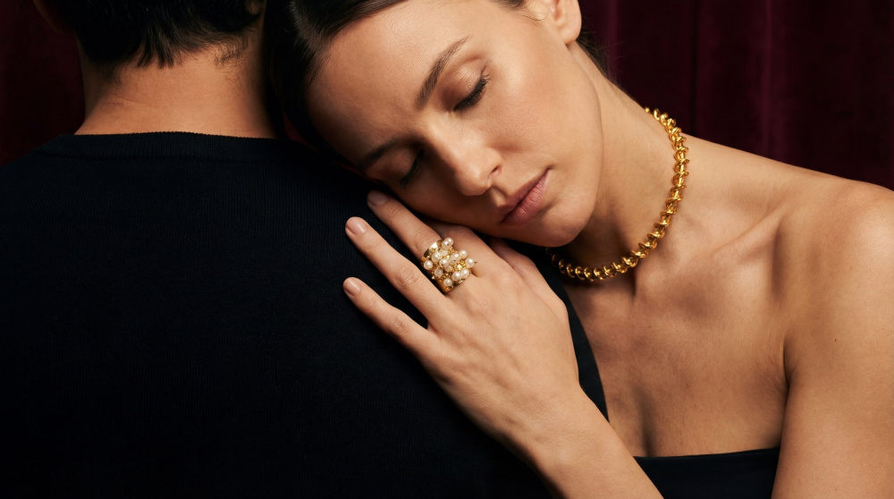 Кольцо Осколки витражей с жемчугом золотистое