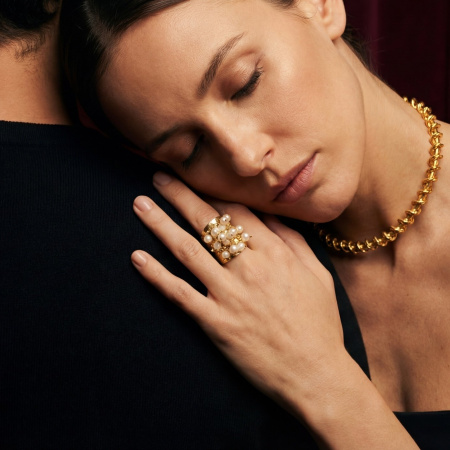 Кольцо Осколки витражей с жемчугом золотистое