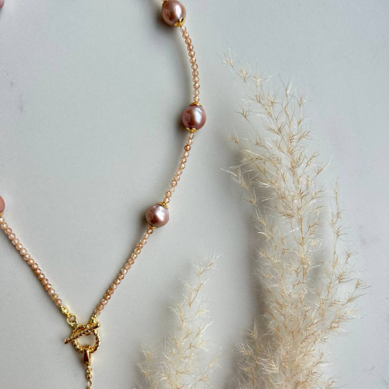 Колье Камела из цирконов с крупным розовым жемчугом