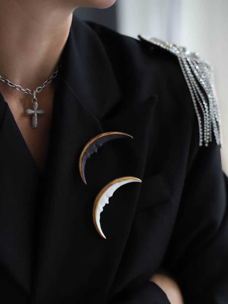 Фарфоровая брошь Луна чёрная