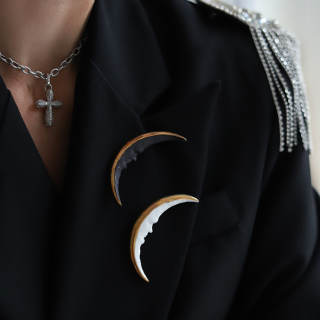 Фарфоровая брошь Луна чёрная