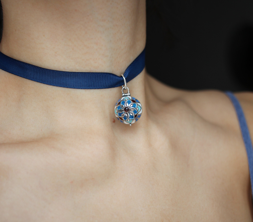 Серебряный медальон Большой хранитель на ленте синий