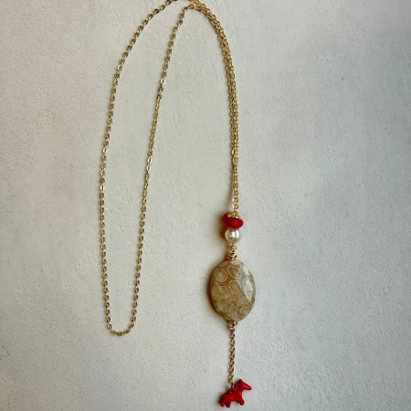 Сотуар с красной лошадкой