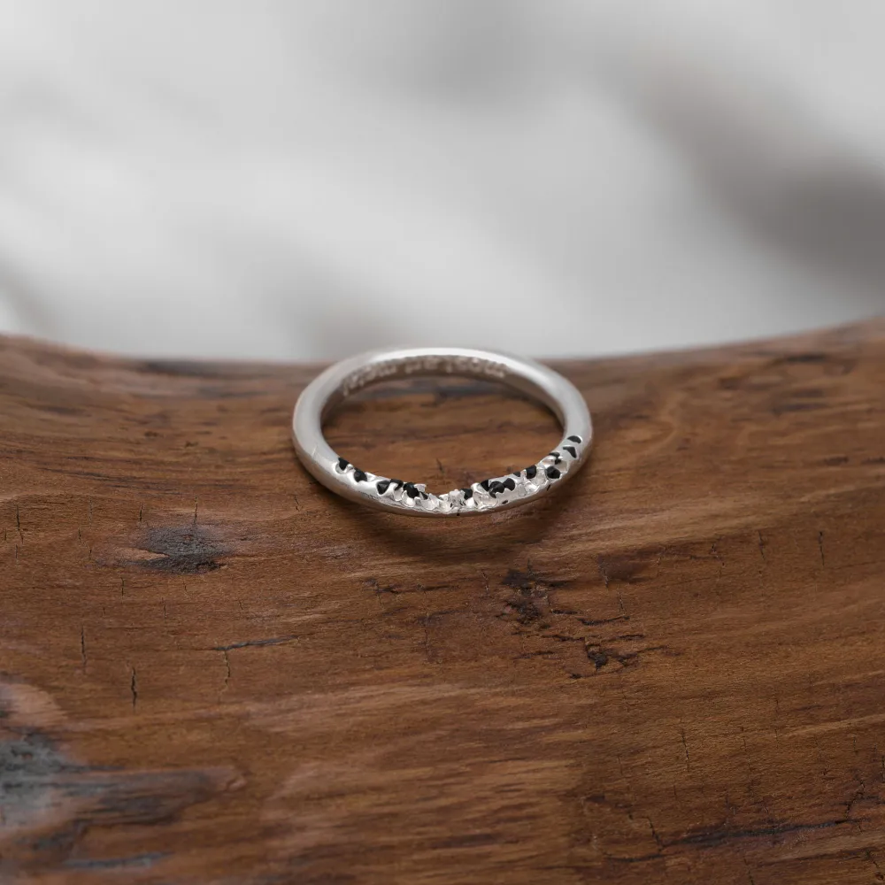 Серебряное кольцо с вплавленными черными камнями