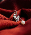 Серебряная подвеска Петушок с жемчужиной на короткой цепочке