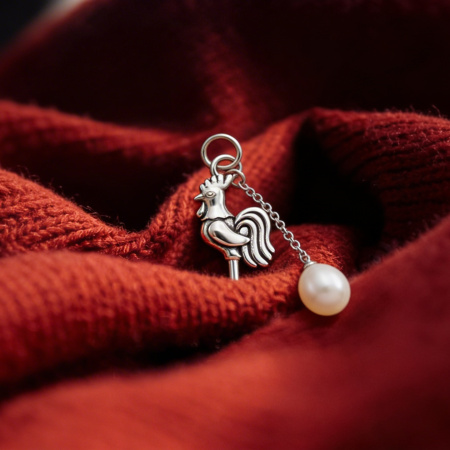 Подвеска Петушок с жемчужиной на короткой цепочке