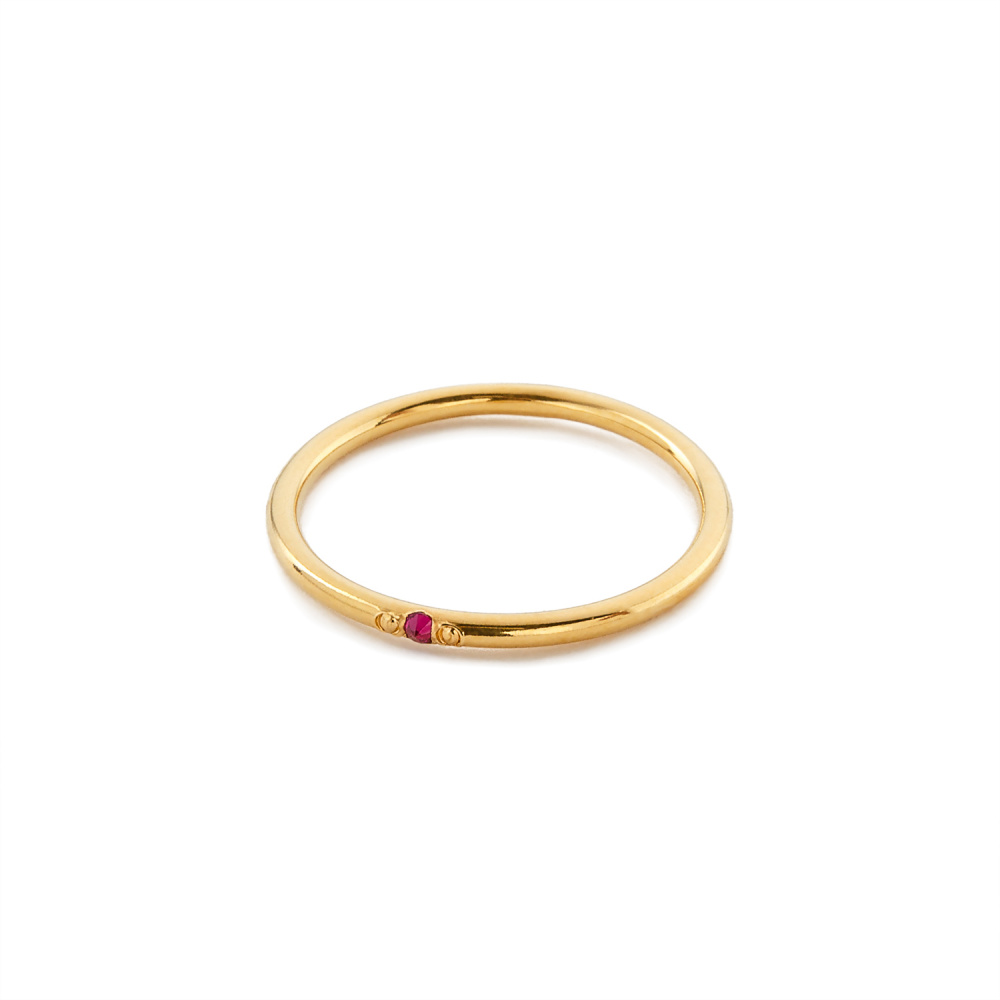 Кольцо с красным фианитом в покрытии золотом