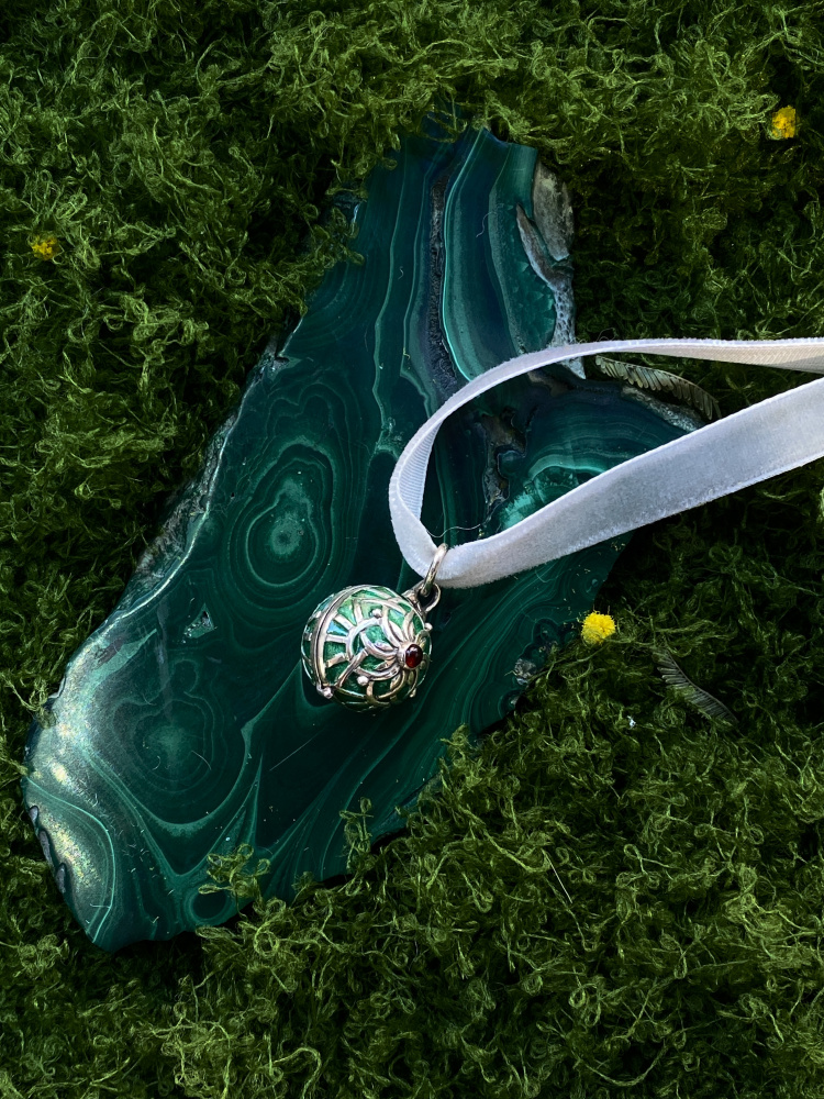 Серебряный медальон Большой хранитель на ленте зелёный