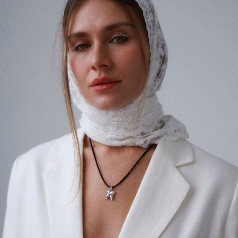 Кулон на шнурке Ход конём