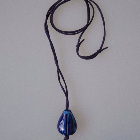 Кулон на шнурке Тифлис с семечкой в синем цвете