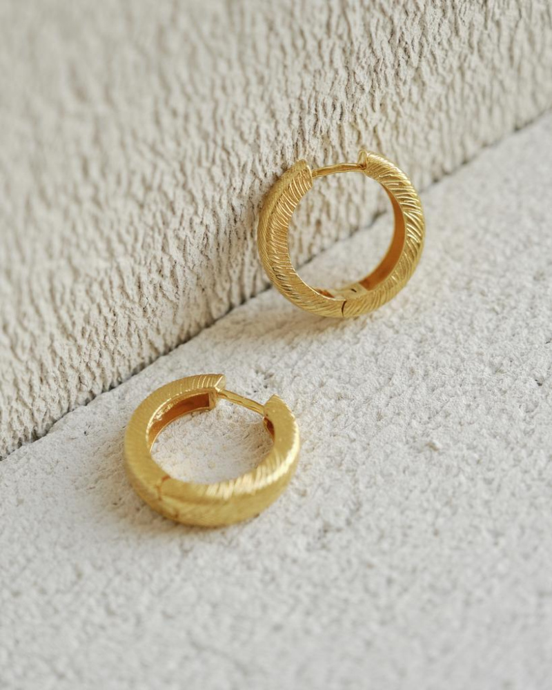 Серебряные серьги-кольца рельефные в покрытии золотом (SPEZIA mini)