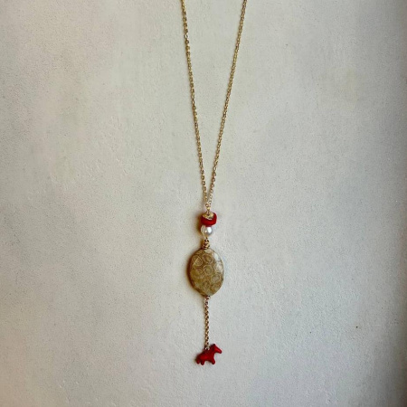 Сотуар с красной лошадкой