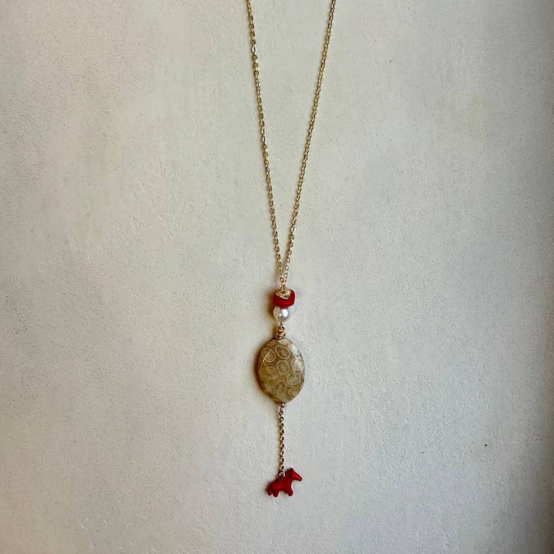 Сотуар с красной лошадкой