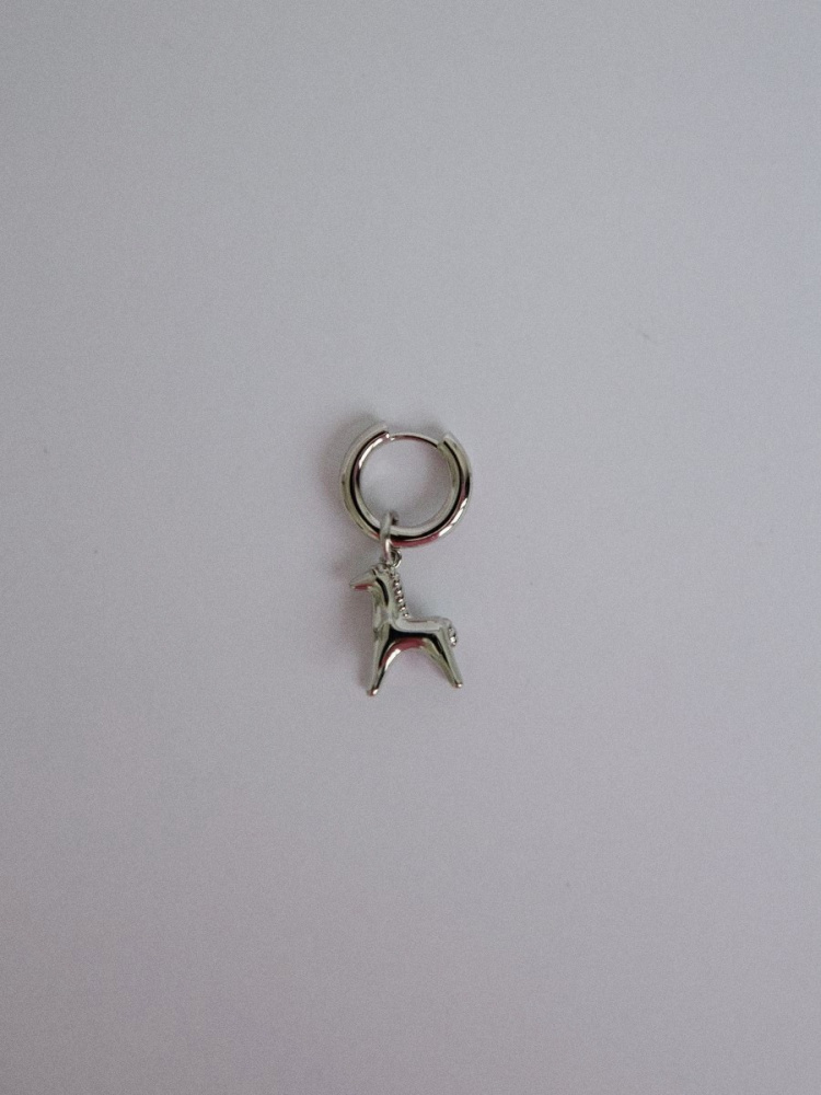 Моносерьга Ход конём