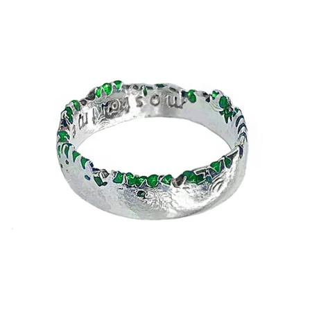 Кольцо широкое с вплавленными зелёными камнями