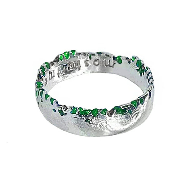 Кольцо широкое с вплавленными зелёными камнями