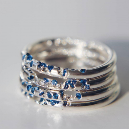 Кольцо с вплавленными синими камнями