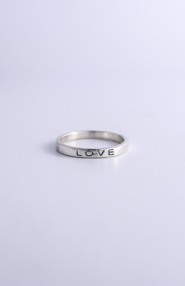Серебряное кольцо с гравировкой слова Любовь (Love)