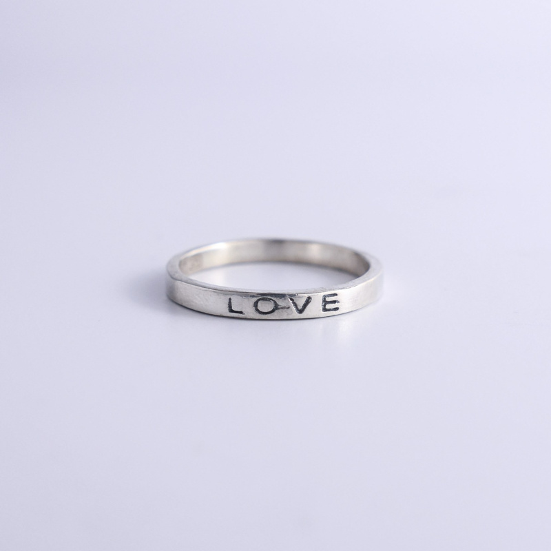 Кольцо с гравировкой слова Любовь (Love)