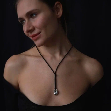 Кулон на шнурке с настроением Таинственная