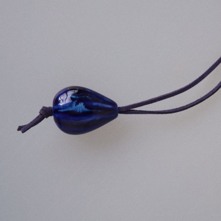 Кулон на шнурке Тифлис с семечкой в синем цвете