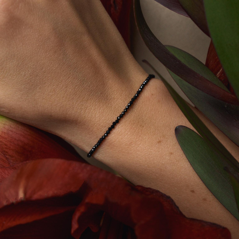 Браслет с чёрной крупной шпинелью Л