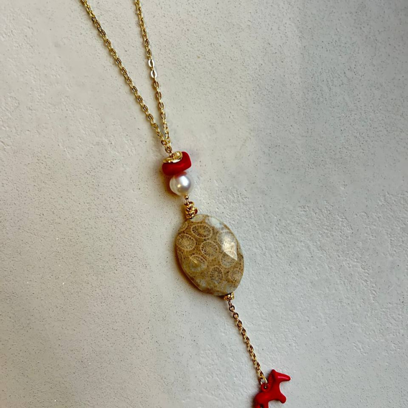 Сотуар с красной лошадкой