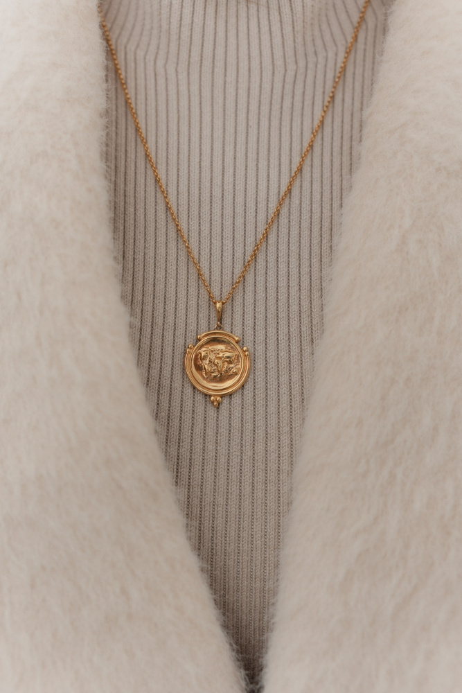 Серебряная подвеска с цепочкой Como с картой мира в покрытии золотом