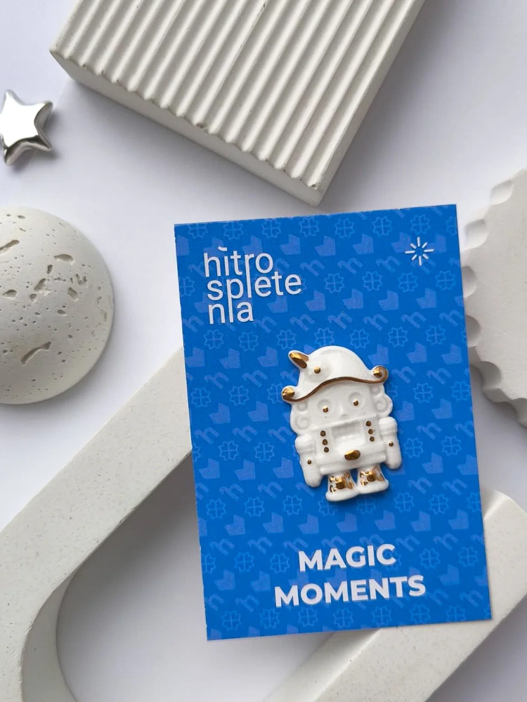 Фарфоровая брошь Nutcracker