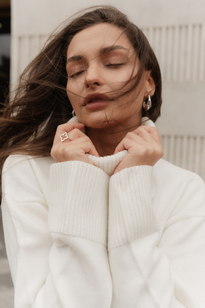 Серебряное кольцо с рельефным цветком 