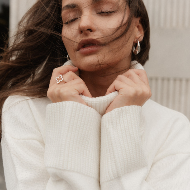 Кольцо с рельефным цветком 