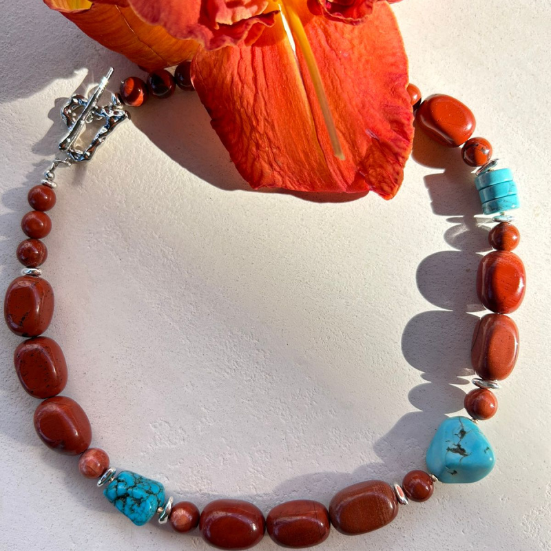 Колье с красной яшмой и бирюзовым турквенитом 