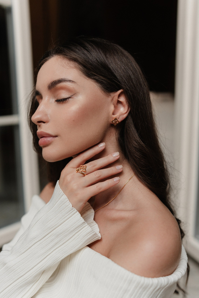 Серебряное кольцо с двумя цветками в покрытии золотом