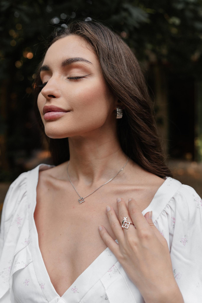 Серебряное кольцо с двумя цветками с родиевым покрытием (VIOLETTA)