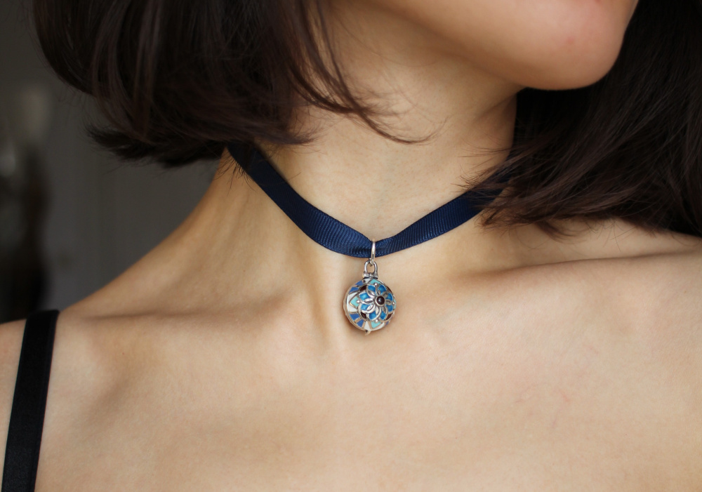 Серебряный медальон Большой хранитель на ленте синий