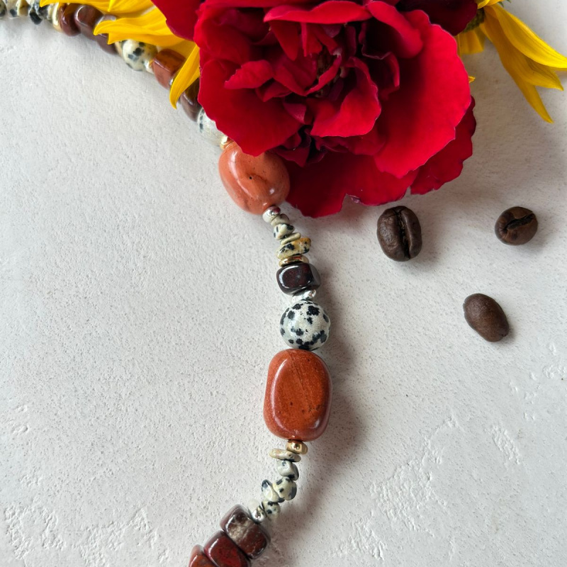 Колье с красной яшмой разных форм и яшмой далматин