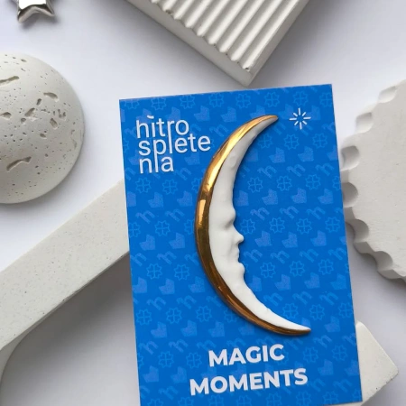 Фарфоровая брошь Луна белая