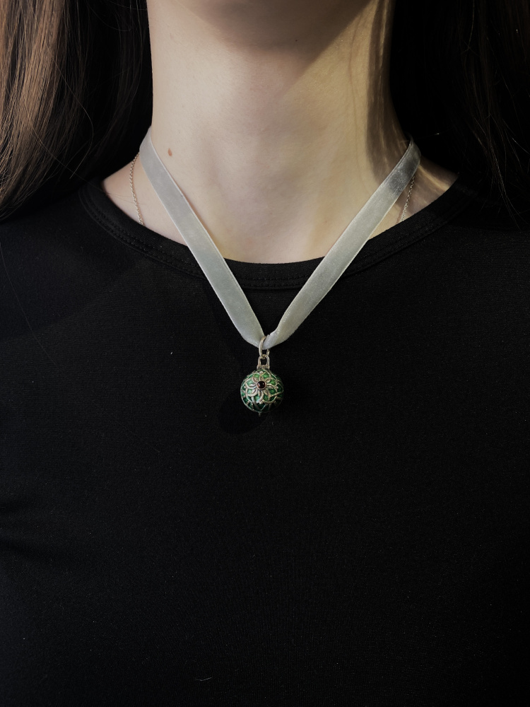 Серебряный медальон Большой хранитель на ленте зелёный