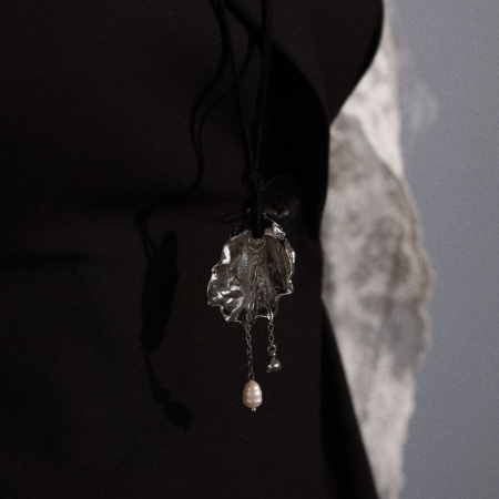 Кулон на шнурке ракушка из мятого металла Жигулёвское море