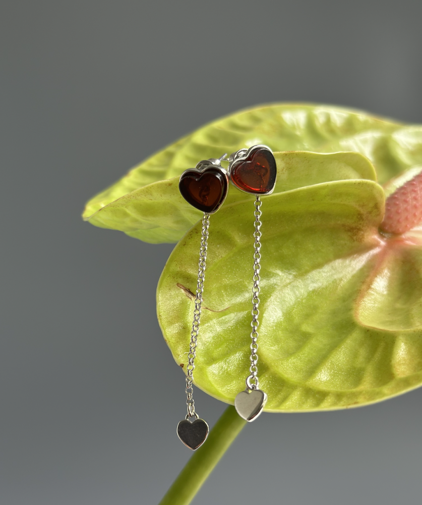Серебряные серьги с янтарными сердцами и цепочкой