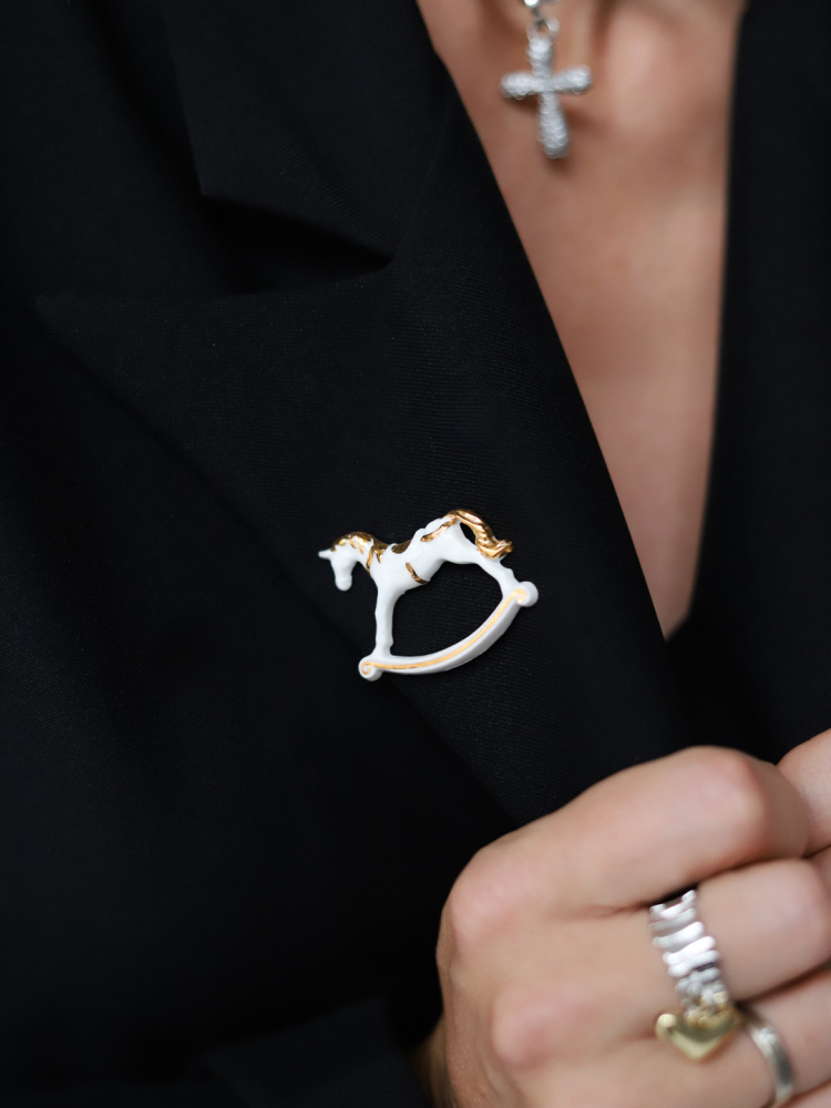 Фарфоровая брошь Rocking Horse Black